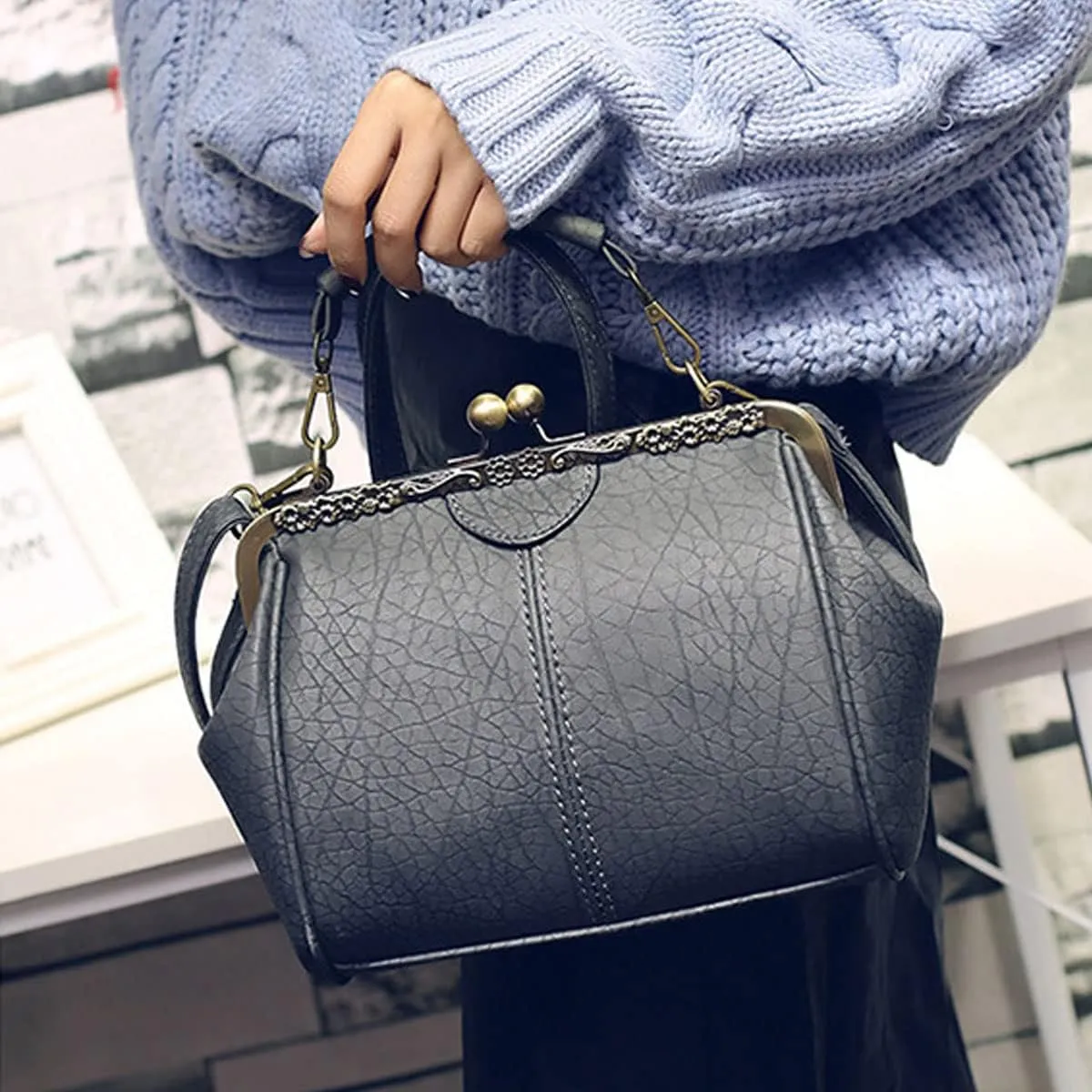 Vintage Hollow Handbag for Women Leather Shoulder Bag Evening Clutch Bag Kiss Lock Closure Crossbody Bag Purse