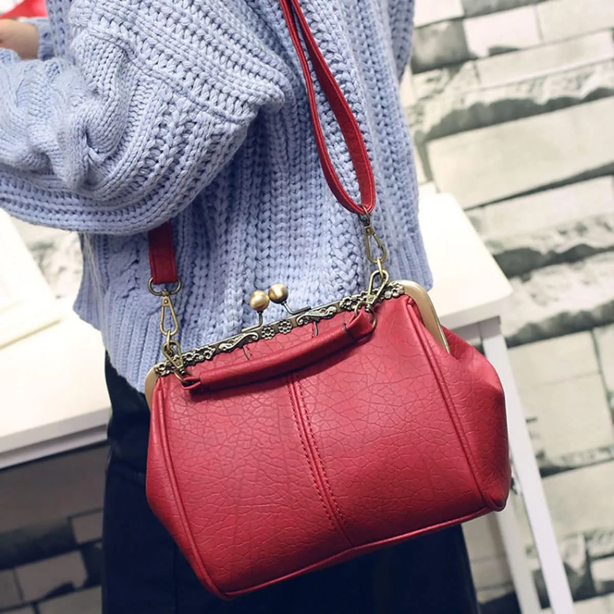 Vintage Hollow Handbag for Women Leather Shoulder Bag Evening Clutch Bag Kiss Lock Closure Crossbody Bag Purse
