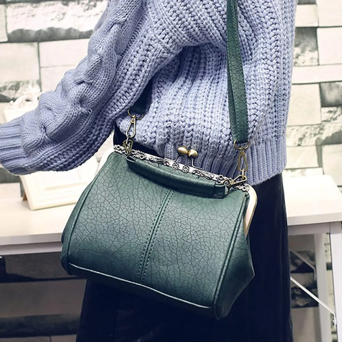 Vintage Hollow Handbag for Women Leather Shoulder Bag Evening Clutch Bag Kiss Lock Closure Crossbody Bag Purse