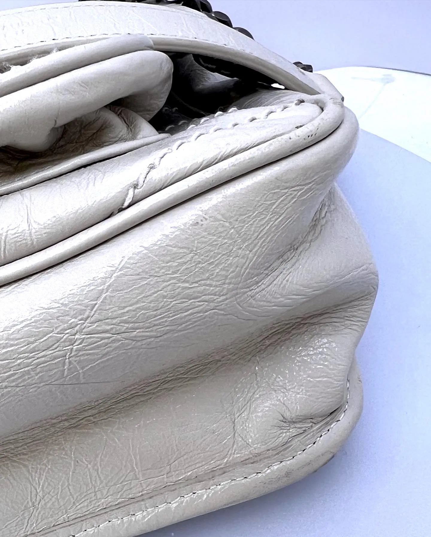 YSL NIKI MEDIUM CHAIN BAG IN CRINKLED VINTAGE LEATHER IVORY